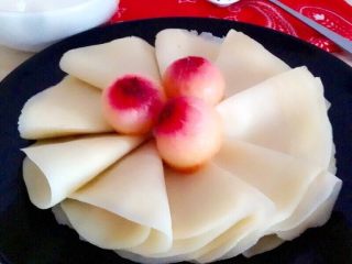 11、荷叶饼鸡肉蔬菜卷,如图蒸好的荷叶饼一层一层揭开