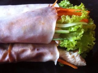 13、荷叶饼鸡肉蔬菜卷,如图鸡肉提前切成长条加入盐，胡椒粉，料酒，生抽腌制15分钟，煎熟。饼皮涂抹酱料，放入黄瓜胡萝卜丝，生菜叶卷起来，美味的荷叶饼鸡肉蔬菜卷让早餐更佳丰富营养哦。