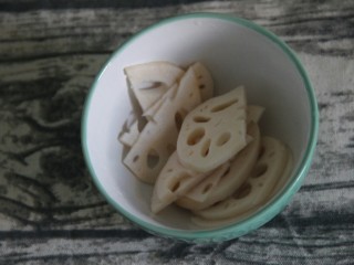 3、麻辣香锅米饭,藕片切两半