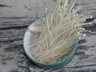 4、麻辣香锅米饭,金针菇洗净去根