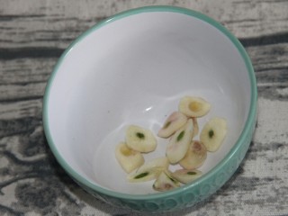 8、麻辣香锅米饭,切两瓣大蒜