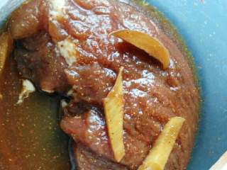 1、≈酱香烤肉≈,把刚才列举的调味料调成酱料，抹在洗净的肉上。腌制1夜