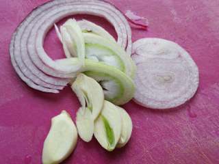 2、≈酱香烤肉≈,烤箱190度预热，接着切大蒜，大葱，洋葱