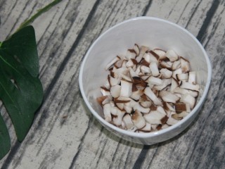 2、幸福早餐香菇瘦肉粥,切成碎丁