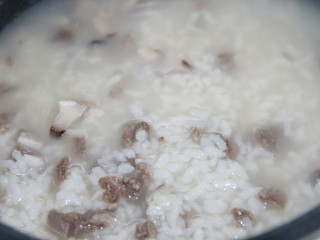 15、幸福早餐香菇瘦肉粥,待瘦肉煮熟即可
