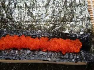 3、四方寿司卷,再另取一张紫菜，放上其中两份（如图），放鱼子酱。按同样方法放另外两份