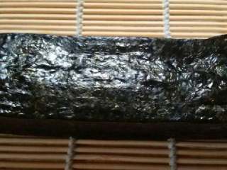 4、四方寿司卷,卷好就成四方形状。