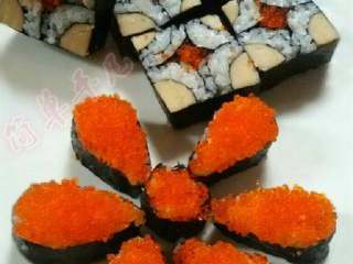 6、四方寿司卷,切好装盘即可。