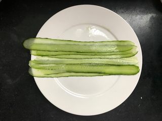 1、藜麦鱼松饭团,黄瓜用刮皮刀刮几条薄片