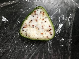 2、藜麦鱼松饭团,打开保鲜袋，用刮好的黄瓜片围上一圈，基本造型就做好了