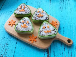 3、藜麦鱼松饭团,加上用模具压出的胡萝卜眼睛和嘴巴，是不是萌萌的？