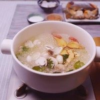 3、泰式冬阴功汤,加入切片的草菇和蘑菇。