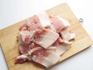 1、猪肉炖冬瓜粉条,猪肉洗净后切成大块