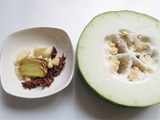 2、猪肉炖冬瓜粉条,准备好其他食材