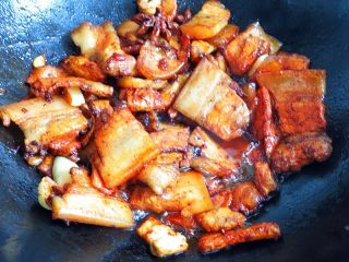 7、猪肉炖冬瓜粉条,加入酱油焖2分钟,上色即可