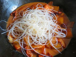 12、猪肉炖冬瓜粉条,放入粉丝煮一分钟撒入葱花即可关火装盘