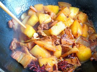 10、猪肉炖冬瓜粉条,炖至冬瓜可以插入筷子为止