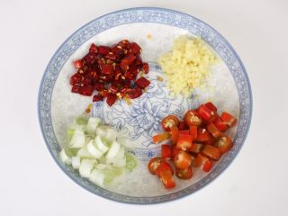 2、美味下饭宫保豆腐,大葱切小段，姜切末，干辣椒和红椒切辣椒圈。