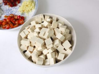 3、美味下饭宫保豆腐,豆腐切丁。