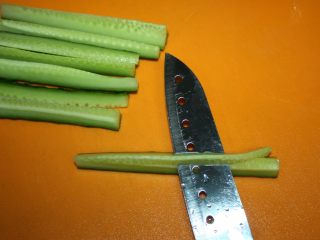 4、美味下饭宫保豆腐,黄瓜切条后去掉瓜瓤部分。