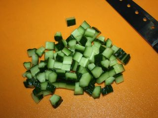 5、美味下饭宫保豆腐,然后切成丁。