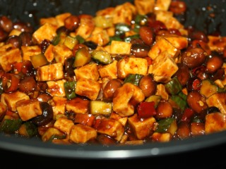 12、美味下饭宫保豆腐,再加花生米炒匀即可出锅。