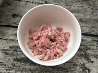 9、肉末茄子,抓匀腌制五分钟左右