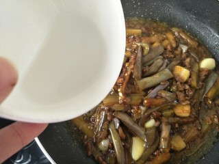 23、肉末茄子,出锅之前加入水淀粉收汁