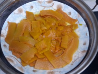 1、南瓜花样小馒头,南瓜去皮切片，放入蒸锅蒸15分钟。