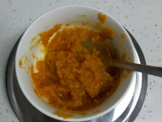 2、南瓜花样小馒头,取82克南瓜用勺子压成泥。