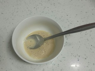 3、南瓜花样小馒头,清水10克加入酵母搅拌均匀。