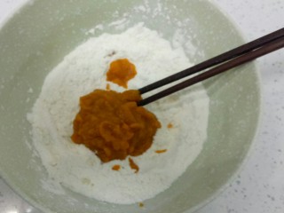 5、南瓜花样小馒头,加入南瓜泥。