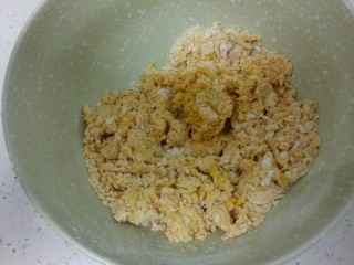 6、南瓜花样小馒头,用筷子搅拌成无干粉的絮状。