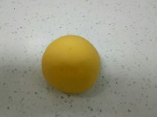 7、南瓜花样小馒头,活成光滑的面团。