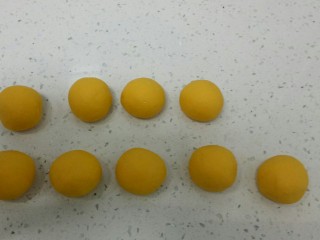 8、南瓜花样小馒头,平均分成9份，每个面团大约23.3克。