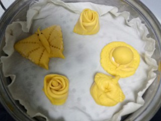 18、南瓜花样小馒头,锅中放入适量水，水开后放入馒头。