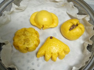 19、南瓜花样小馒头,中火蒸10分钟，揭盖。