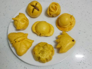 20、南瓜花样小馒头,摆入盘中。