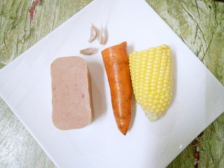 1、午餐肉炒杂蔬,准备好食材