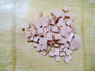 2、午餐肉炒杂蔬,午餐肉切成小粒