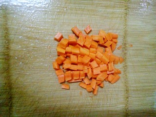 3、午餐肉炒杂蔬,胡萝卜去皮，洗净，切成小粒