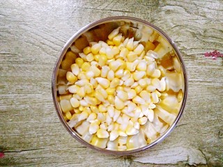 4、午餐肉炒杂蔬,玉米洗净，剥下玉米粒