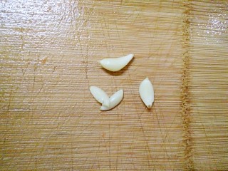 5、午餐肉炒杂蔬,蒜米去皮，拍扁