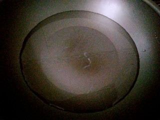 6、午餐肉炒杂蔬,锅里烧水