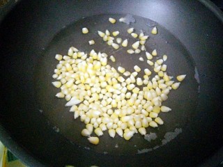 7、午餐肉炒杂蔬,放入玉米粒焯水