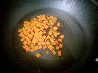 8、午餐肉炒杂蔬,放入胡萝卜焯水