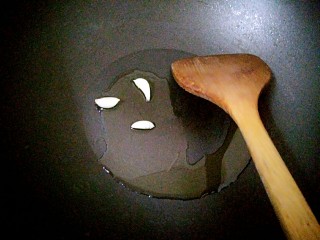 10、午餐肉炒杂蔬,锅里热油，倒入蒜米爆香