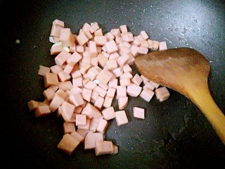 11、午餐肉炒杂蔬,放入午餐肉炒香