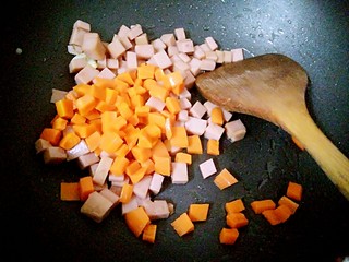12、午餐肉炒杂蔬,倒入胡萝卜炒匀