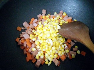 13、午餐肉炒杂蔬,倒入玉米粒炒匀